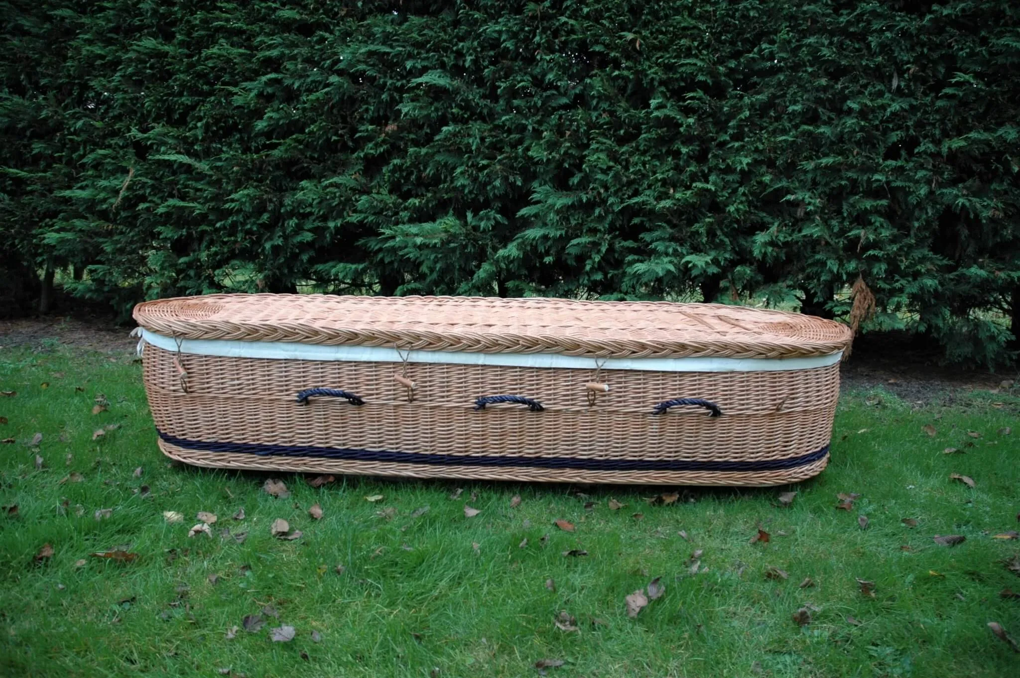 rieten uitvaartmand voor overledene ookwel bekend als een grafmand